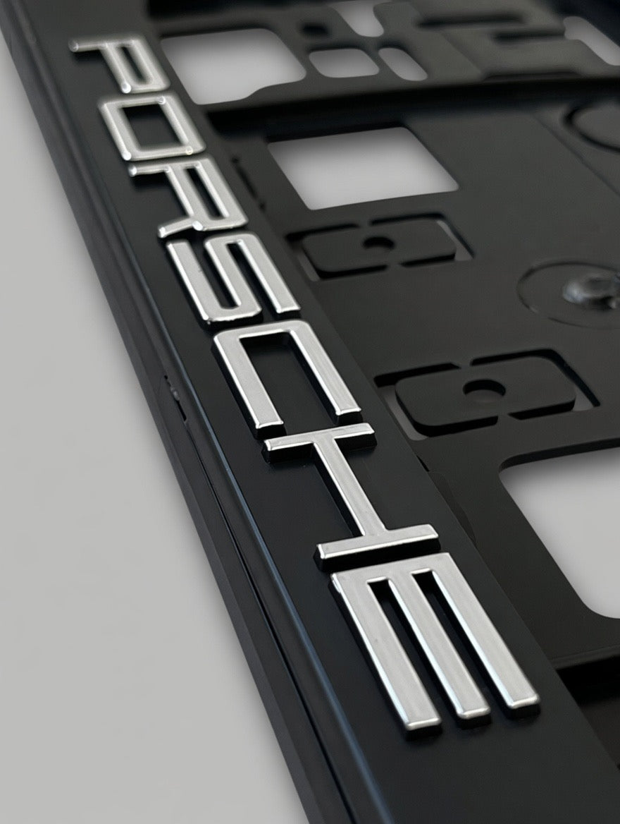 Portamatrículas Porsche 911, Cayenne, Macan, Boxster | Logo Dorado y Letras 3D Cromadas