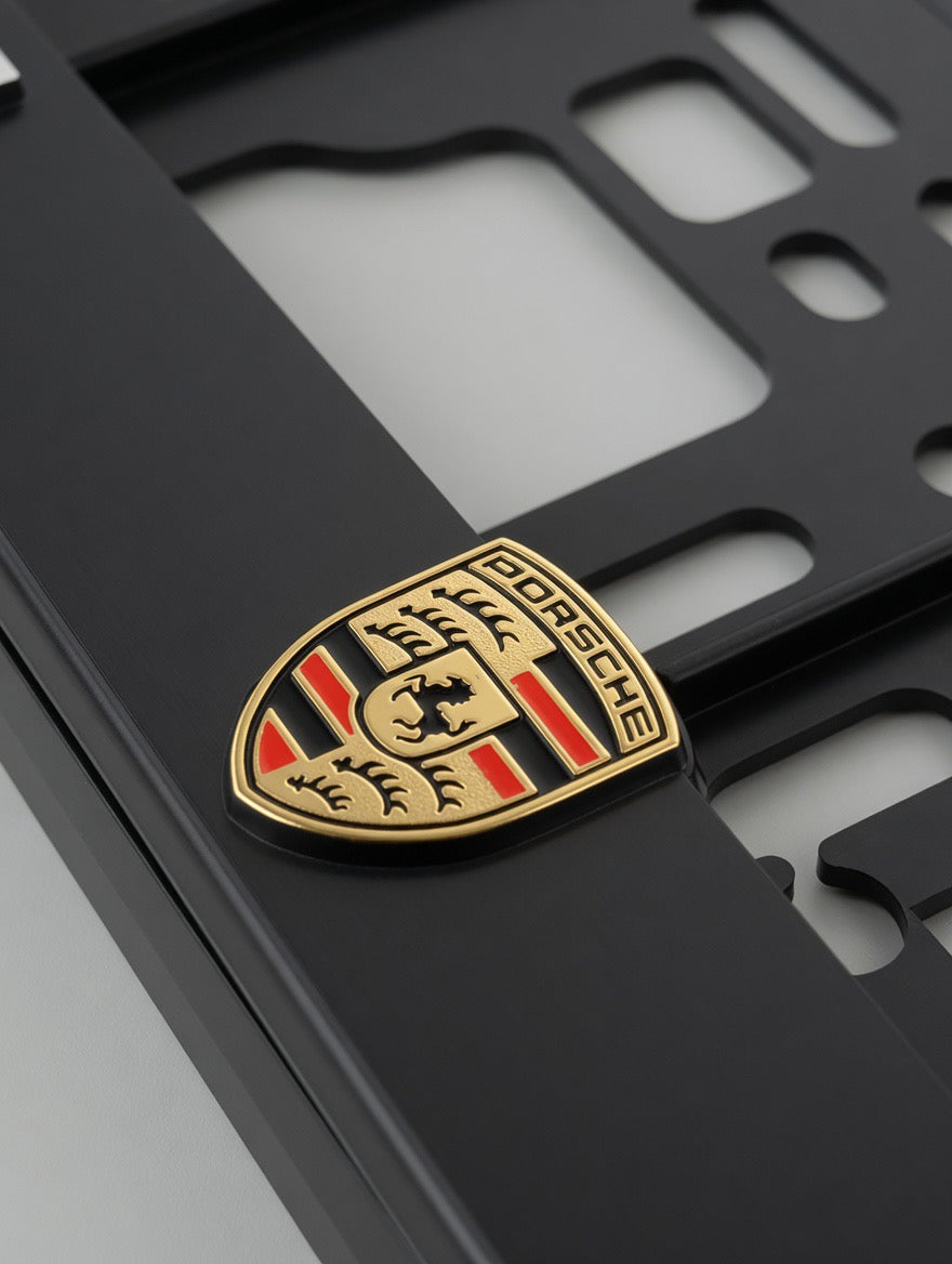 Portamatrículas Porsche 911, Cayenne, Macan, Boxster | Logo Dorado y Letras 3D Cromadas